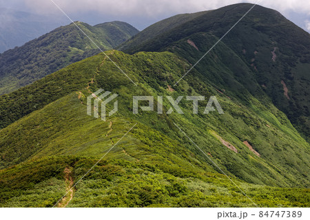 朝日連峰・竜門山への登りから見下ろす日暮沢への登山道 84747389