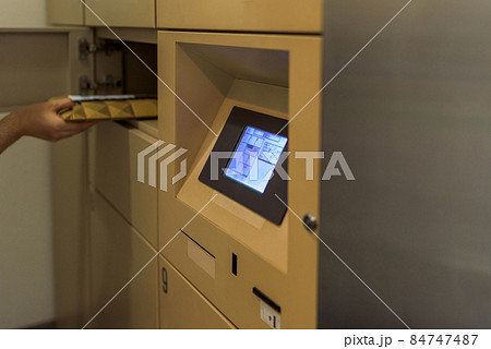 マンションのカード式宅配ボックスから宅配便を受け取る男性 置き配 マンションのカード式宅配ボックスから宅配便を受け取る男性 置き配 84747487