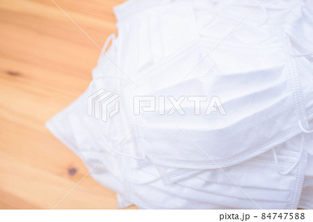 大量に積み重ねた使い終わった廃棄の白いサージカルマスク　新型コロナウイルス感染予防　 84747588