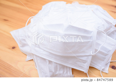 大量に積み重ねた使い終わった廃棄の白いサージカルマスク　新型コロナウイルス感染予防　 84747589