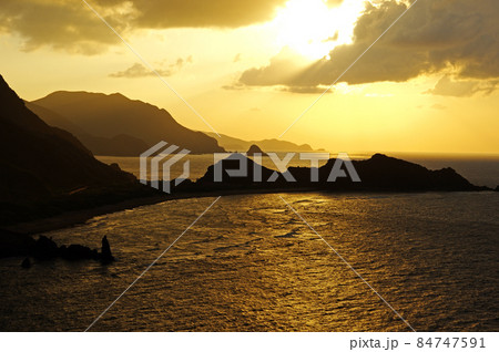 奄美の大和村の戸円海岸の絶景の夕陽 奄美の大和村の戸円海岸の絶景の夕陽 84747591