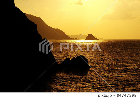 奄美の大和村の徳浜展望台からの夕景 奄美の大和村の徳浜展望台からの夕景 84747598