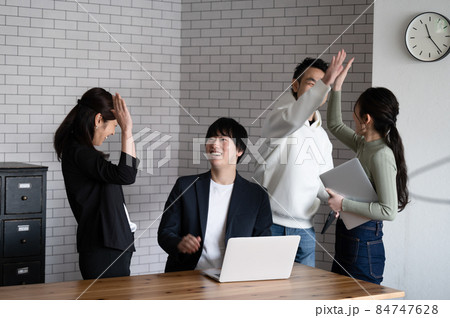 仕事の成果をハイタッチで喜ぶ幅広い年齢層の心理的安全な理想の職場コピースペースあり 仕事の成果をハイタッチで喜ぶ幅広い年齢層の心理的安全な理想の職場コピースペースあり 84747628