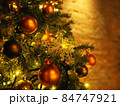 温かなクリスマスツリー 84747921