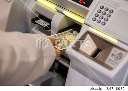 切符を買う女性 station 切符を買う女性 station 84748082