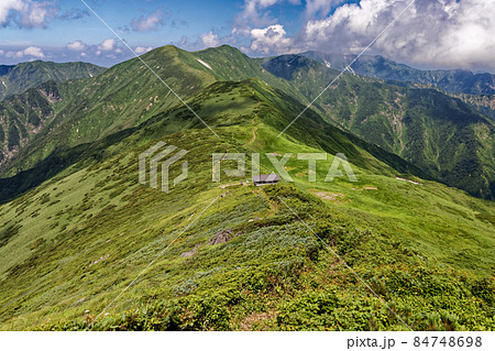夏の朝日連峰主稜線と竜門小屋 84748698