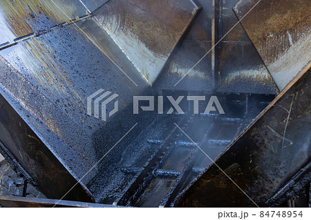 道路工事　アスファルト敷き均し　 84748954