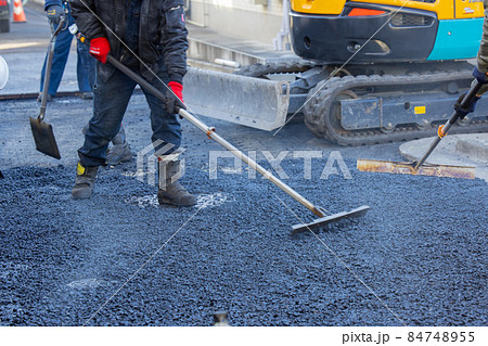道路工事　アスファルト敷き均し　 84748955