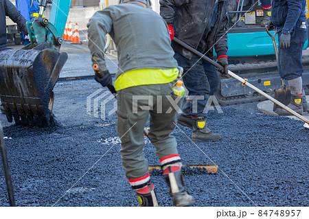 道路工事　アスファルト敷き均し　 84748957