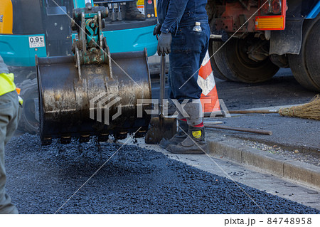 道路工事　アスファルト敷き均し　 84748958