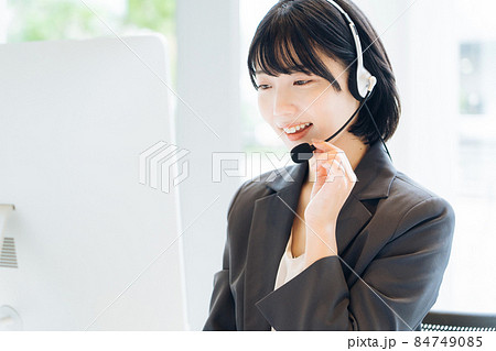 コールセンターで働く女性オペレーター　　 84749085