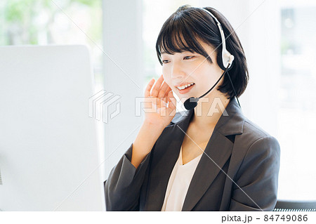 コールセンターで働く女性オペレーター　　 84749086