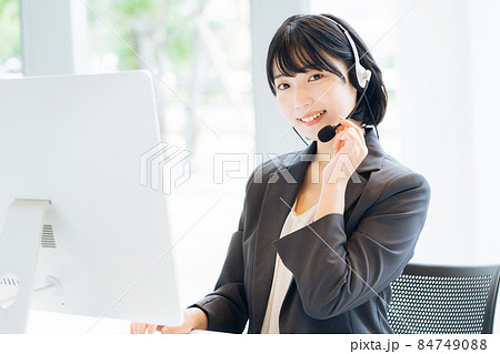 コールセンターで働く女性オペレーター　　 84749088