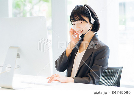 コールセンターで働く女性オペレーター　　 84749090