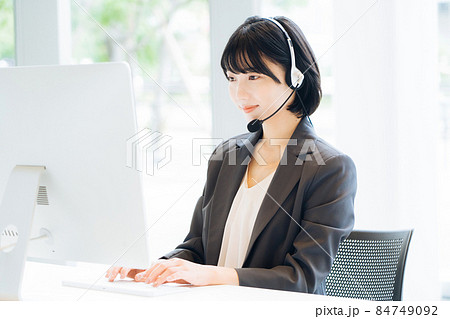 コールセンターで働く女性オペレーター　　 84749092