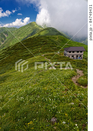雲湧く夏の朝日連峰稜線と竜門小屋 雲湧く夏の朝日連峰稜線と竜門小屋 84749431