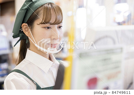 感染対策をしたスーパーのレジ打ちをする女性従業員 感染対策をしたスーパーのレジ打ちをする女性従業員 84749611