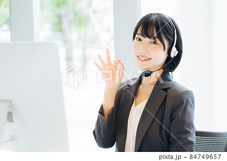 ヘッドセットをつけた女性 ヘッドセットをつけた女性 84749657