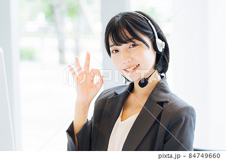 ヘッドセットをつけた女性 ヘッドセットをつけた女性 84749660