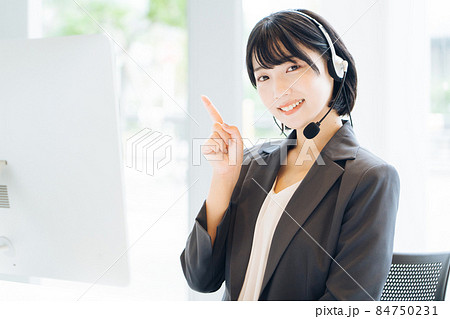 ヘッドセットをつけた女性　　 84750231
