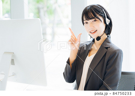 ヘッドセットをつけた女性　　 84750233