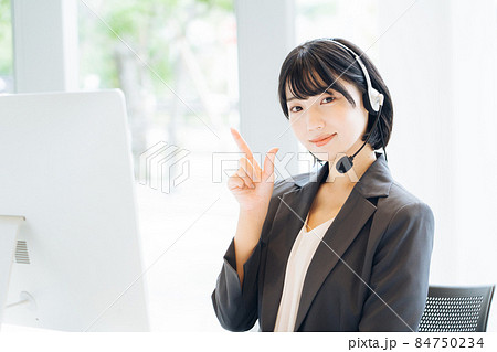 ヘッドセットをつけた女性 ヘッドセットをつけた女性 84750234