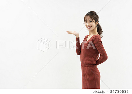 ニットワンピースの女性 84750652