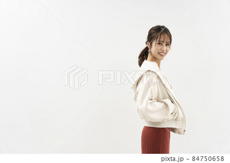 ニットワンピースの女性 ニットワンピースの女性 84750658