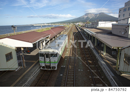 発車を待つキハ40形普通列車 JR函館本線森駅にて 発車を待つキハ40形普通列車 JR函館本線森駅にて 84750792