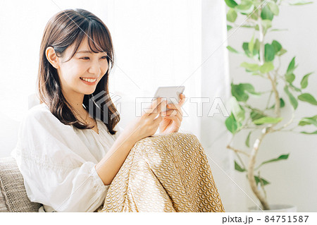 スマホで動画を観る女性 スマホで動画を観る女性 84751587