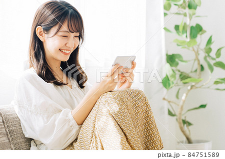 スマホで動画を観る女性 84751589