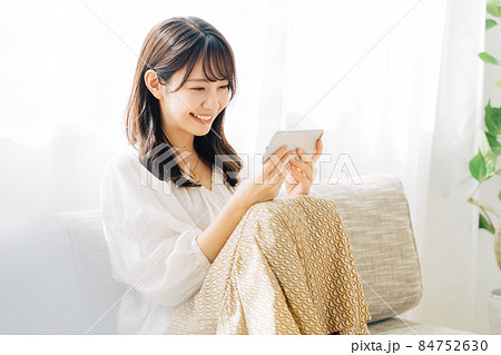 スマホで動画を観る女性 スマホで動画を観る女性 84752630