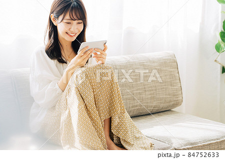 スマホで動画を観る女性 84752633