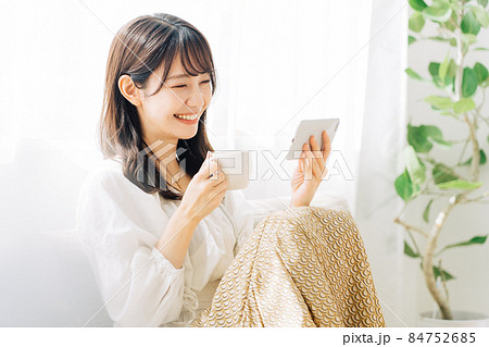 スマホで動画を観る女性 84752685