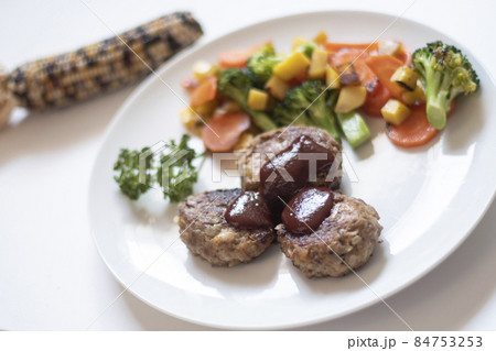 ハンバーグ　料理　ランチ　家庭料理　レシピ　肉料理　野菜　ソテー　人参　ソース 84753253