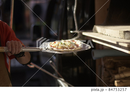 ピザ　ピッツア　イタリア料理　チーズ　ピザ窯　焼く　おいしい　食べ物　フード　洋食 84753257