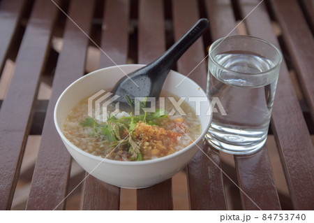 Cook the minced pork congee on the table ready to eat. Choose focus and blur according to the lens character. 84753740