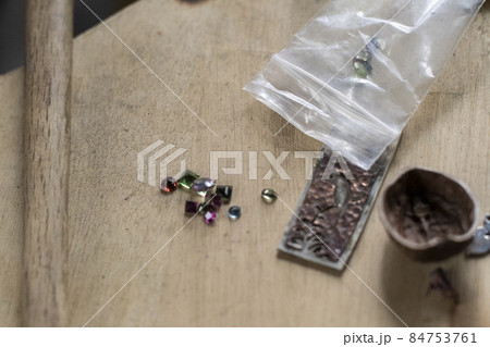 彫金　金属加工　工房　職人　技術　工芸　技法　削る　装飾　工具　手　ボディパーツ　鏨　 84753761