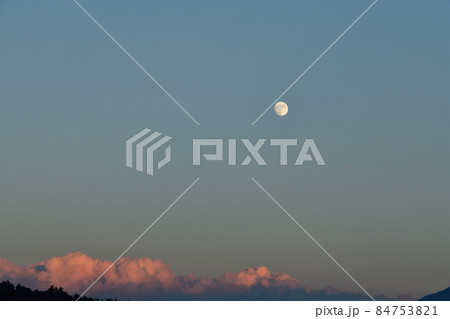 北杜市白州町、夕焼け雲の上の十三夜の月 北杜市白州町、夕焼け雲の上の十三夜の月 84753821