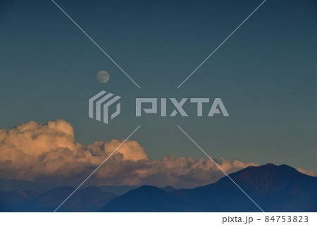 北杜市白州町、夕焼け雲の上の十三夜の月 北杜市白州町、夕焼け雲の上の十三夜の月 84753823
