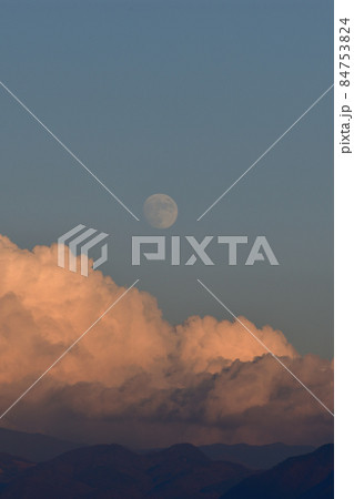 北杜市白州町、夕焼け雲の上の十三夜の月 北杜市白州町、夕焼け雲の上の十三夜の月 84753824