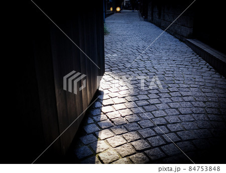 《東京都》神楽坂の裏道の石畳 84753848