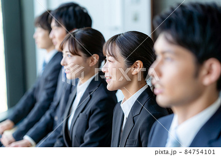就職活動する学生 就職活動する学生 84754101