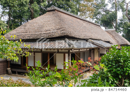 茅葺屋根と座敷 84754460