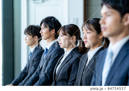 就職活動する学生 84754557