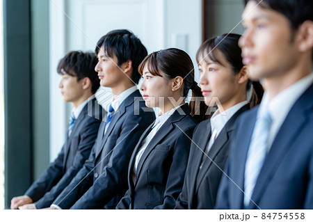 就職活動する学生 84754558