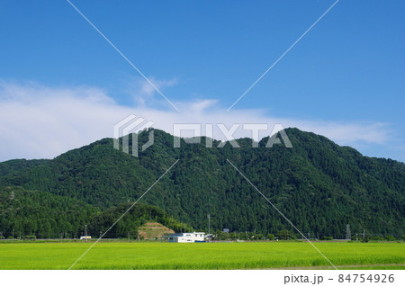 福井市の田園地帯から望む文殊山 84754926