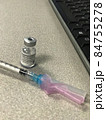 アメリカ・コロナワクチン摂取、ファイザーワクチンと注射機、たて、より 84755278