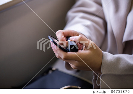 電車でメイク直しをする女性　train 84755376