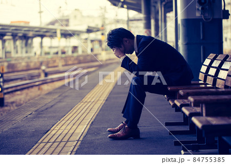 駅のホームで頭を抱える男性　Train 84755385